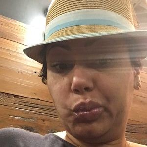 Meet your Posher, Adrienne